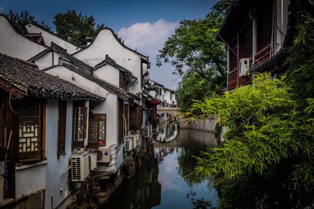 杨幂粉色浴袍秀幸福,惊艳现身撸猫模样